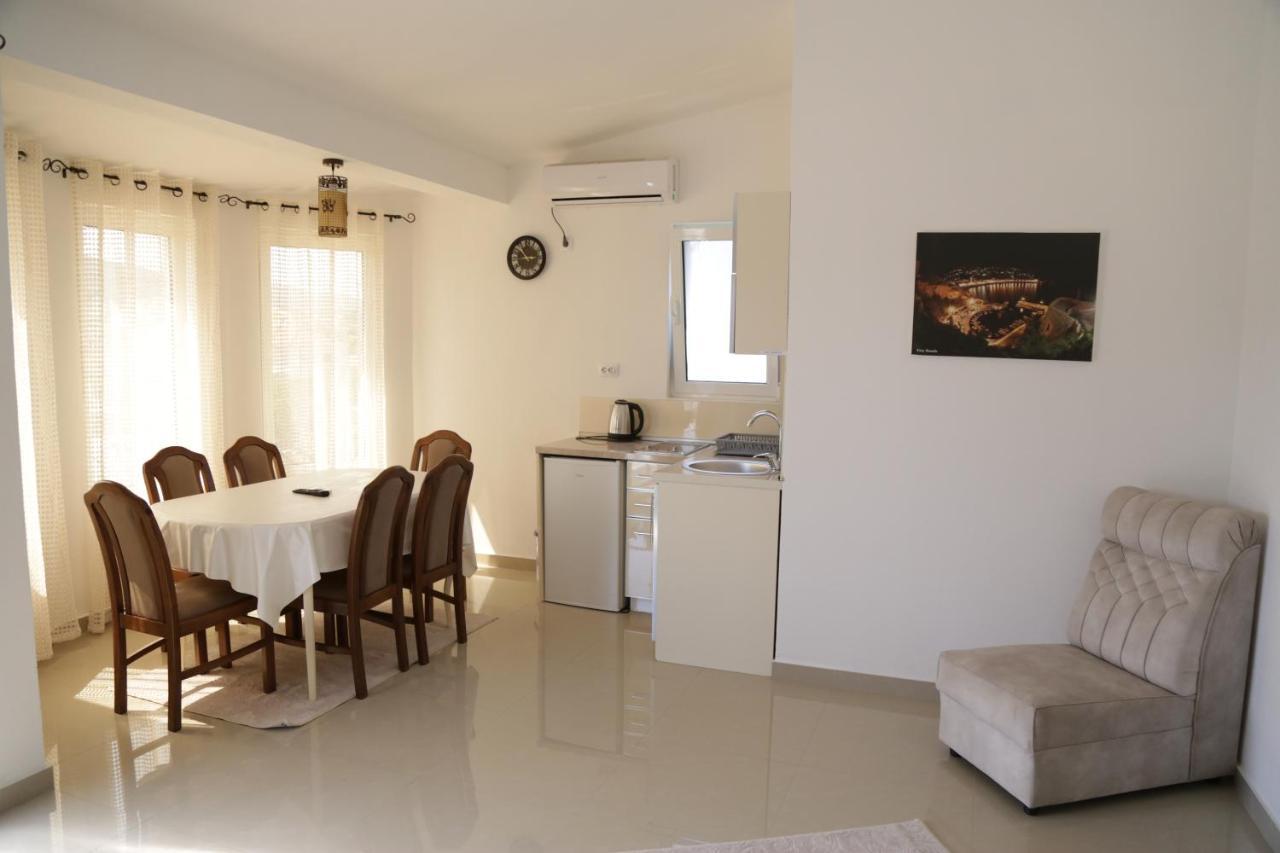 Rejhan Totti Ulcinj Buitenkant foto